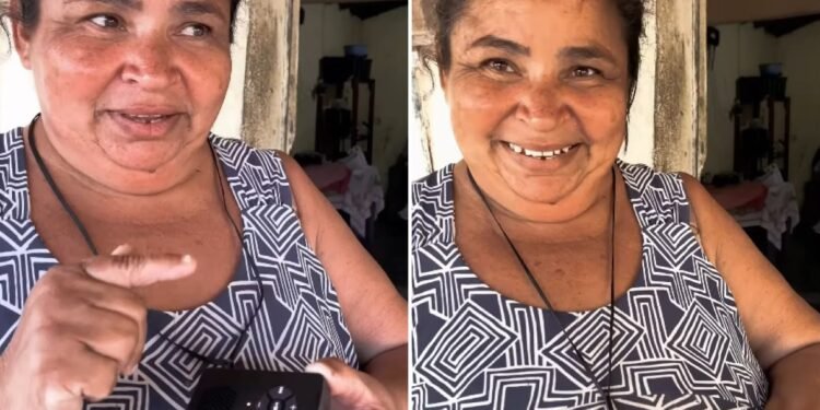 Mulher se emociona ao aprender a Bíblia com gravador de áudio