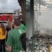Cristãos louvam em frente ADVEC destruída por incêndio em Recife