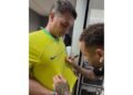 Neymar autografa camisa de Flávio em São Januário