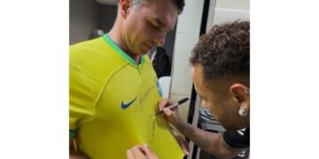 Neymar autografa camisa de Flávio em São Januário