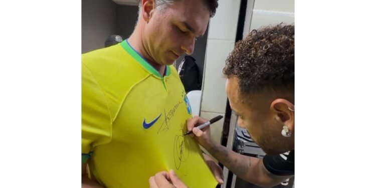 Neymar autografa camisa de Flávio em São Januário