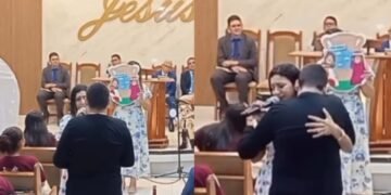 Menino pergunta se autismo é pecado em culto: “Jesus te ama como você é”