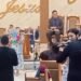 Menino pergunta se autismo é pecado em culto: “Jesus te ama como você é”