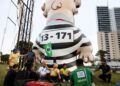 PF tenta retirar ‘Pixuleco’ de protesto contra Lula em Natal