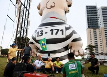 PF tenta retirar ‘Pixuleco’ de protesto contra Lula em Natal