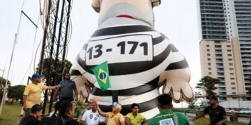 PF tenta retirar ‘Pixuleco’ de protesto contra Lula em Natal