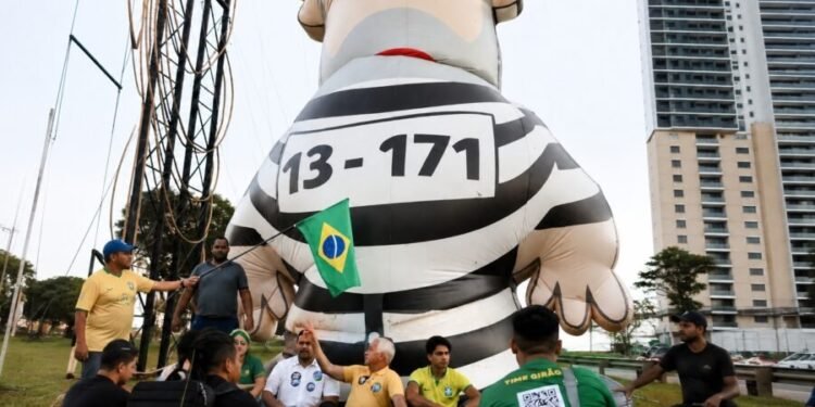 PF tenta retirar ‘Pixuleco’ de protesto contra Lula em Natal