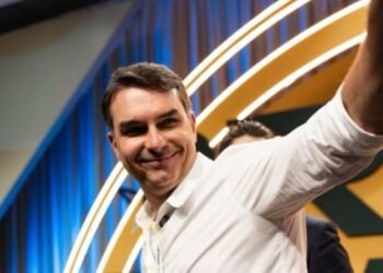 Flávio amplia equipe econômica para plano de governo
