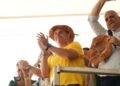 Flávio se encontra com Arthur Lira em culto em Maceió