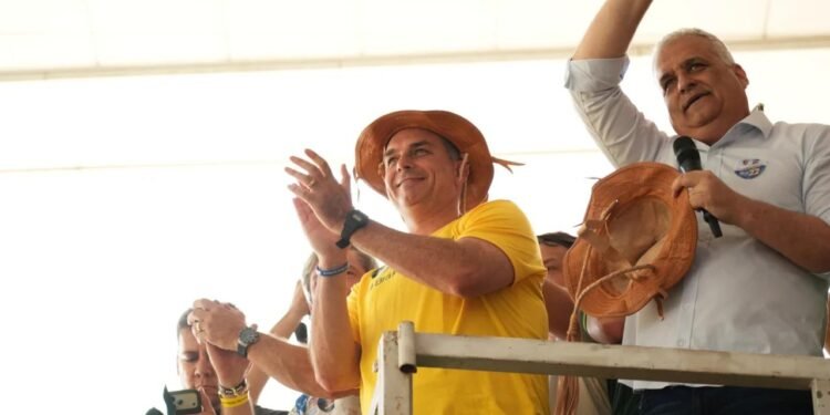 Flávio se encontra com Arthur Lira em culto em Maceió