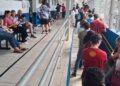 Paulistanos enfrentam filas para tomar vacina contra sarampo