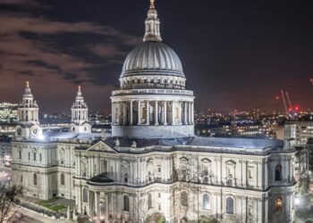 Catedral histórica de Londres fecha parceria com casa noturna para promover shows