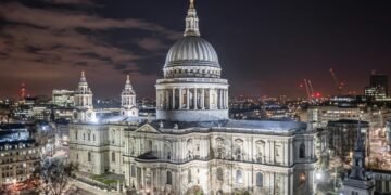 Catedral histórica de Londres fecha parceria com casa noturna para promover shows