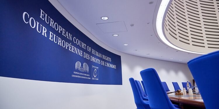 Pai evangélico recorre à Corte Europeia após ser proibido de ensinar a Bíblia ao filho