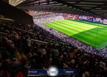 Milhares de cristãos oram e louvam no estádio do Manchester: ‘Levantamos um altar’