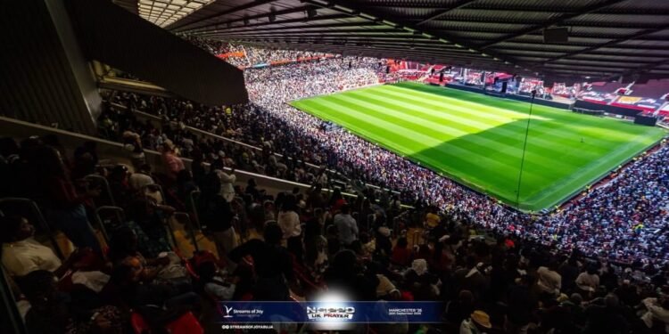 Milhares de cristãos oram e louvam no estádio do Manchester: ‘Levantamos um altar’
