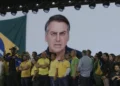 TSE decide não multar Flávio por vídeo de IA com Jair Bolsonaro