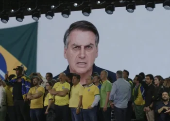 TSE decide não multar Flávio por vídeo de IA com Jair Bolsonaro