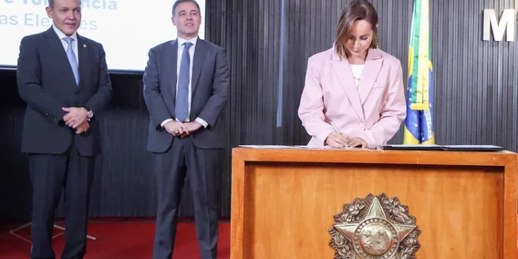 Fabíola Melo ora por Mendonça e recebe resposta comovente