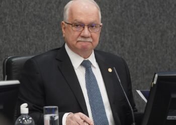 Fachin aguarda explicações de ministros para decidir sobre crise