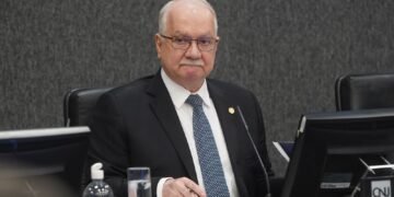 Fachin aguarda explicações de ministros para decidir sobre crise