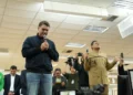 Flávio faz oração por Bolsonaro durante culto na Igreja Mundial