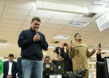 Flávio faz oração por Bolsonaro durante culto na Igreja Mundial