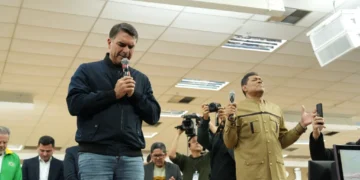 Flávio faz oração por Bolsonaro durante culto na Igreja Mundial