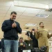 Flávio faz oração por Bolsonaro durante culto na Igreja Mundial