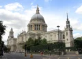 Parceria entre catedral de Londres e boate gera críticas