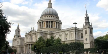 Parceria entre catedral de Londres e boate gera críticas