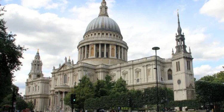Parceria entre catedral de Londres e boate gera críticas
