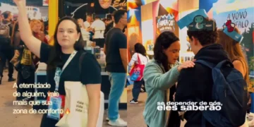 Jornalista expulsa da Bienal por distribuir Bíblias