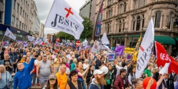 Mais de 1.000 cristãos marcham para Jesus nas ruas da Irlanda