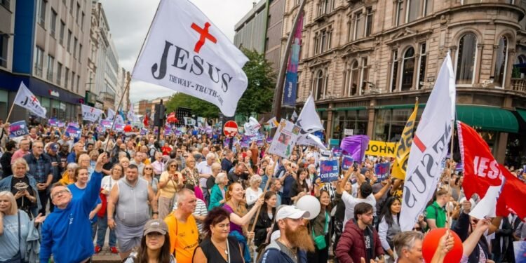 Mais de 1.000 cristãos marcham para Jesus nas ruas da Irlanda