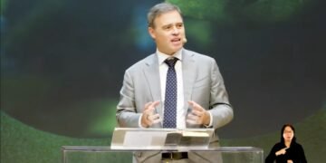 “Esta é a geração que vai preparar a Igreja”, diz André Mendonça do STF em culto