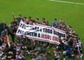 Time do Santa Cruz exalta Cristo com faixa após vitória: “Toda honra a Jesus”