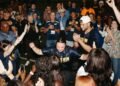 Atletas batizam cerca de 50 pessoas em evento evangelístico em universidade nos EUA