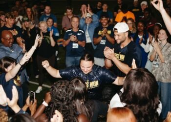 Atletas batizam cerca de 50 pessoas em evento evangelístico em universidade nos EUA