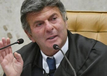 Fux suspende decisão de Dino que restabelecia posts de Nossa Senhora