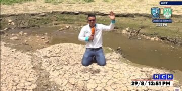 Repórter ora de joelhos ao vivo em meio a seca em Honduras: “Jesus, envia chuva”