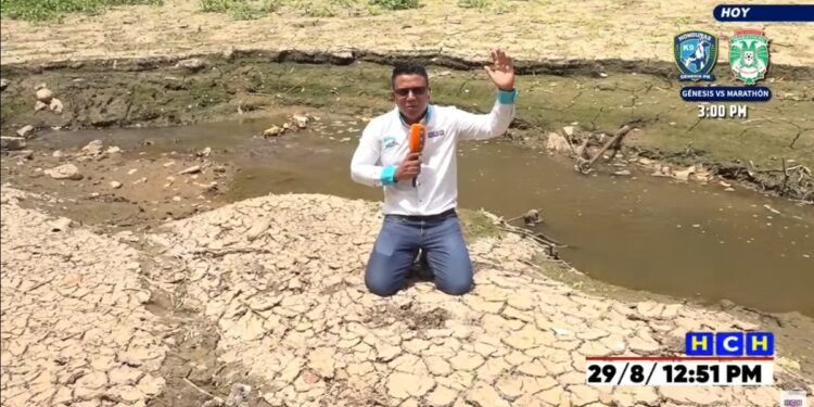 Repórter ora de joelhos ao vivo em meio a seca em Honduras: “Jesus, envia chuva”