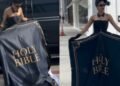 Atriz que pregou Jesus em Cannes usa vestido para promover leitura da Bíblia