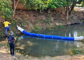 Porto Velho instala primeira ecobarreira para “pescar” lixo em igarapé