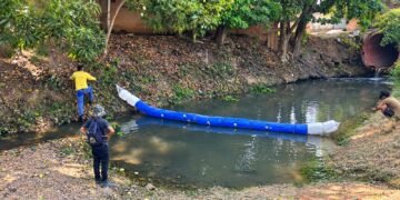 Porto Velho instala primeira ecobarreira para “pescar” lixo em igarapé