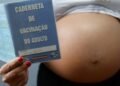 Resistência às vacinas contra gripe e covid coloca gestantes em risco