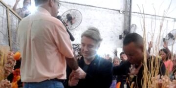 Eike Batista se converte ao Evangelho em culto na Assembleia de Deus