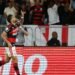 Flamengo vence e fica a um ponto do Palmeiras, líder do Brasileirão