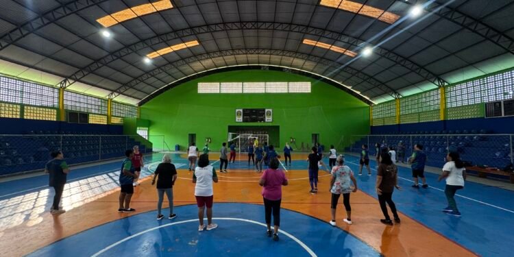 Ritmo, alegria e saúde: aulas para 60+ transformam vidas no Ginásio Dudu