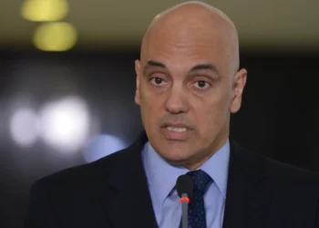 Estadão e Gazeta do Povo pedem saída de Moraes do STF